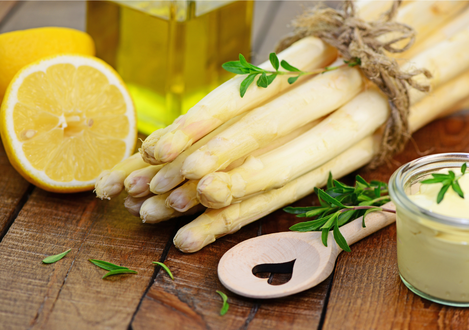 Teller mit weißem Spargel und Hollandaise