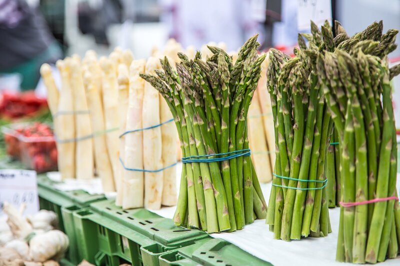 Spargel weiß und grün, in Portionen