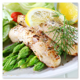 Teller mit Spargelmenü in der Spargelscheune