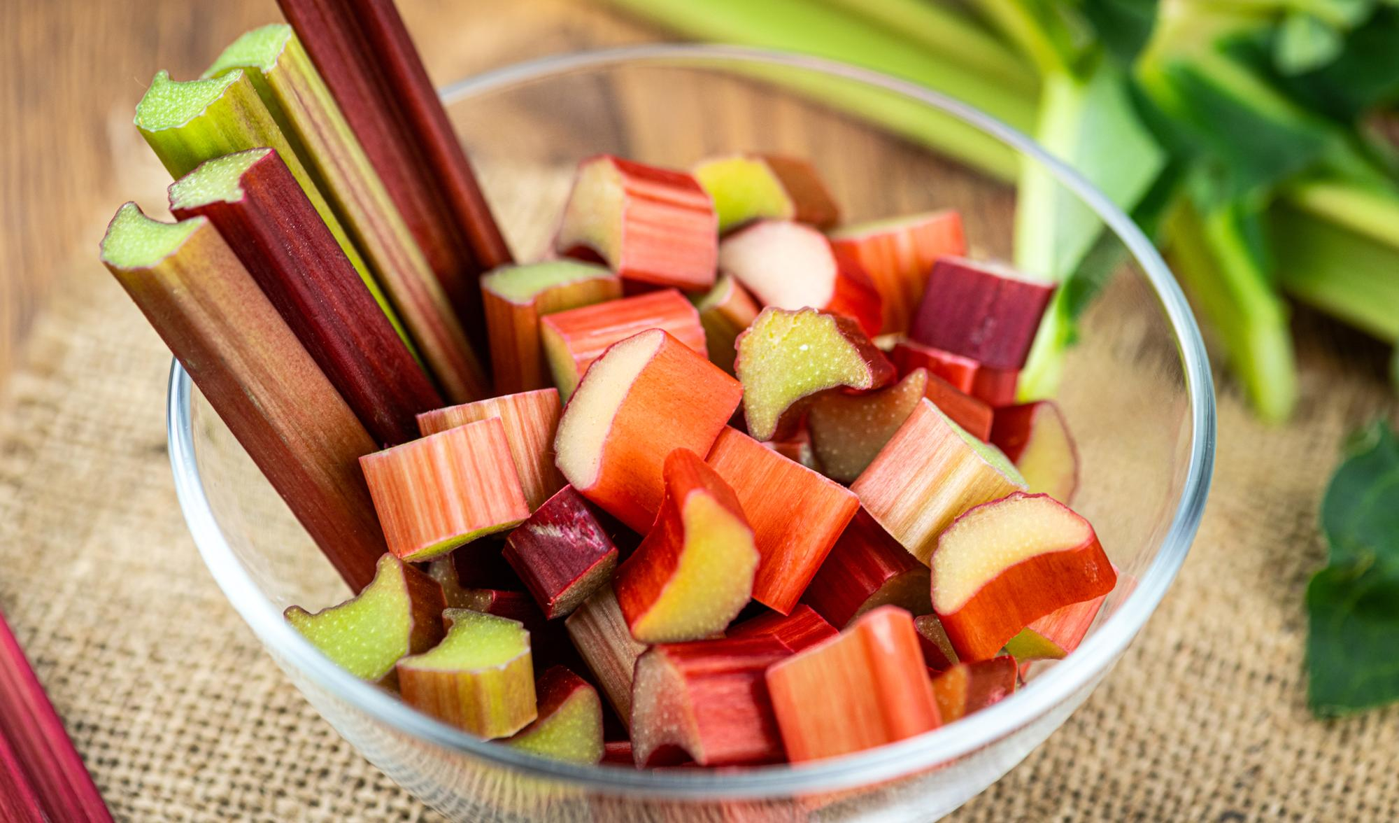 Frischer Rhabarber, geschnitten in einer Glasschüssel