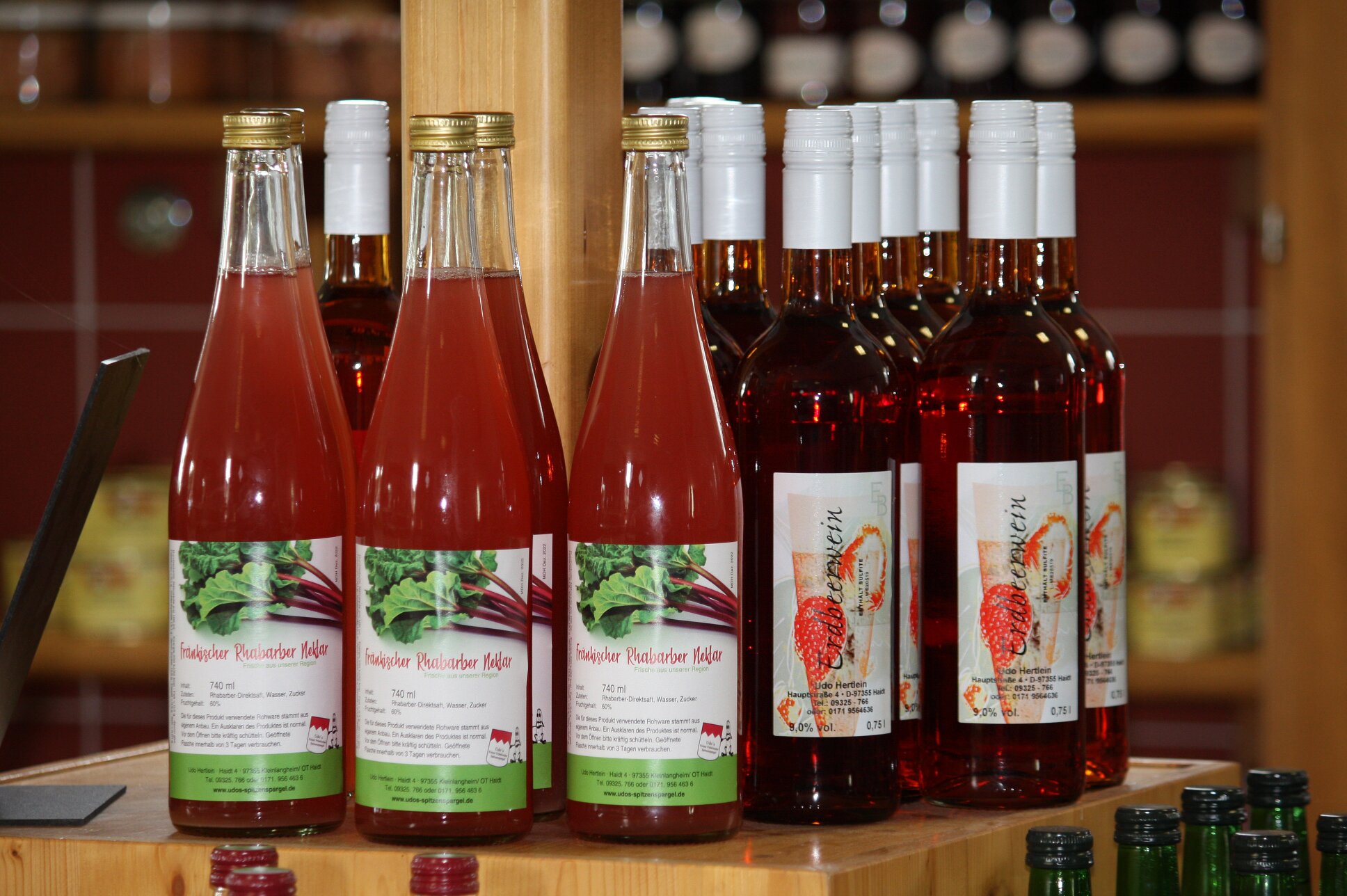 Rhabarbersaft und Erdbeerwein in Flaschen