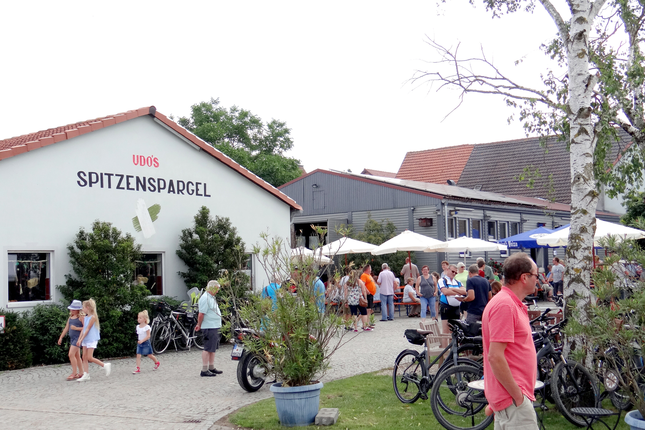 Reisegruppe auf dem Spargelhof