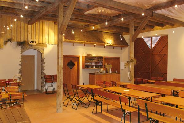 Unsere Spargelscheune mit Theke und gemütliche Sitzplätze