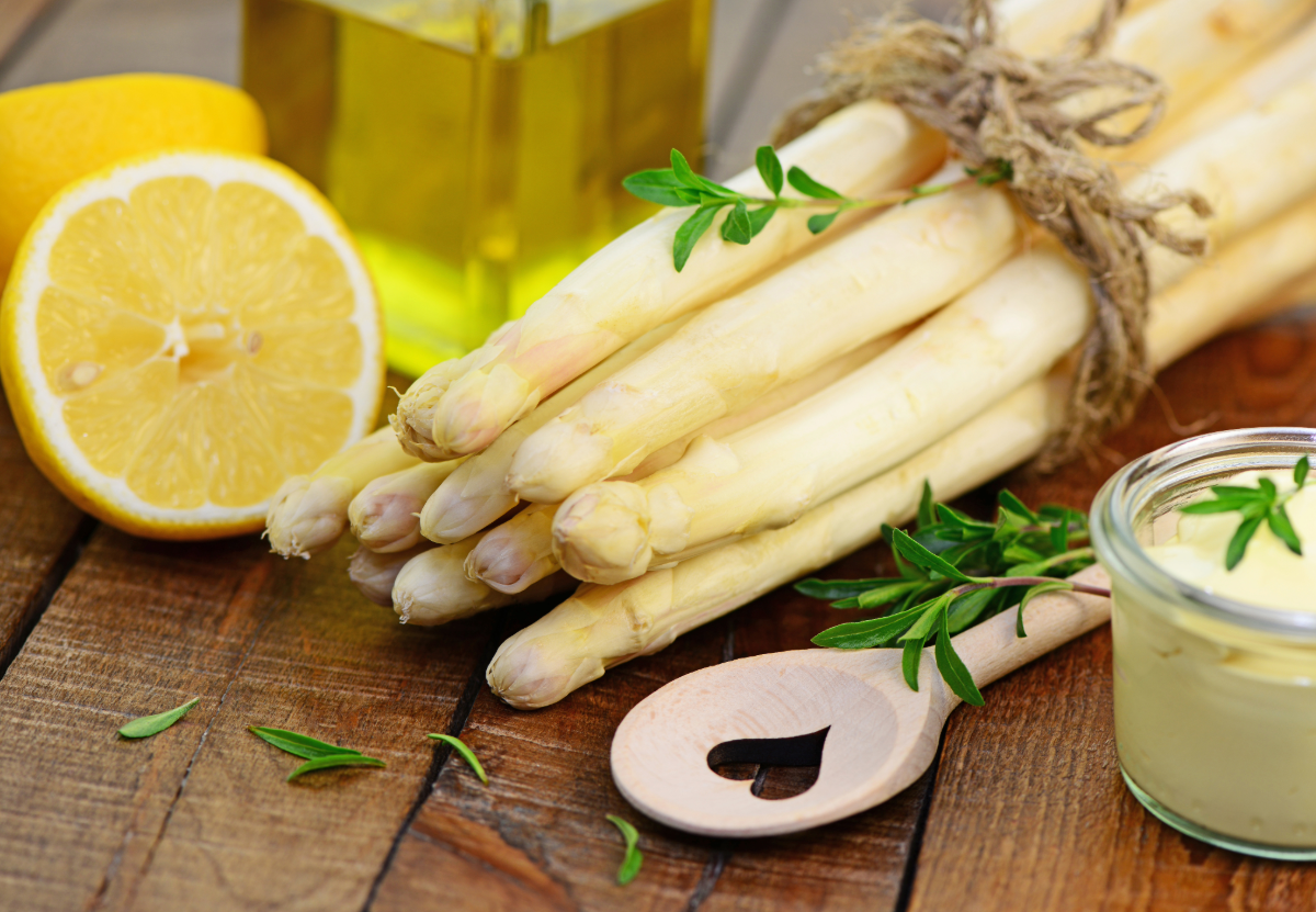 Braune Eier aus dem Hühnermobil in einem Korb